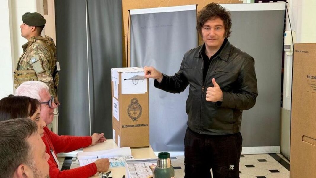 2299508-milei-voto-y-saludo-a-sus-simpatizantes-sin-realizar-declaraciones-a-la-prensa