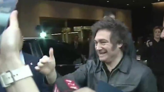 2301686-milei-llego-al-bunker-de-la-libertad-avanza-con-una-sonrisa-y-saludo-a-sus-militantes