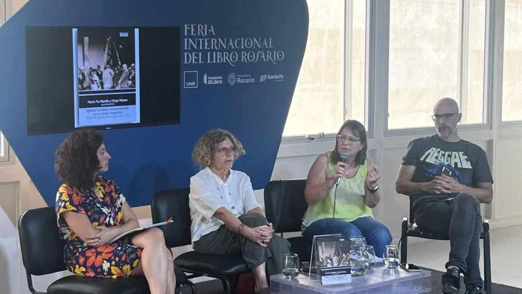 2327227-en-el-marco-de-la-feria-del-libro-se-presento-iglesia-catolica-y-secularizacion-en-el6904cdd611123