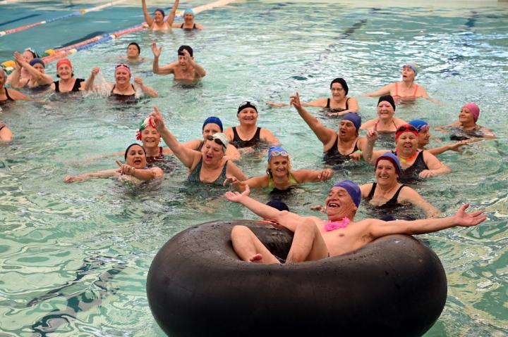 2330963-adultos-mayores-actividades-y-fiesta-de-despedida-al-terminar-la-temporada-de-natacion
